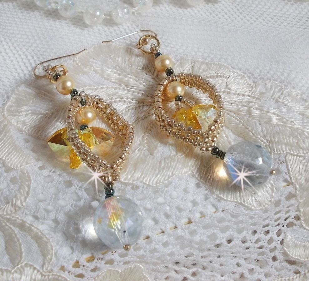 BO Bo'Soleil montato con cuori di cristallo Swarovski, perle dorate e ganci per orecchie in oro 14 carati.