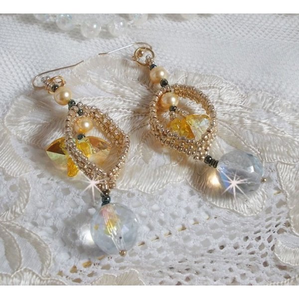 BO Bo'Soleil montato con cuori di cristallo Swarovski, perle dorate e ganci per orecchie in oro 14 carati.