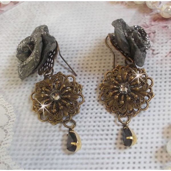 BO Steampunk Queen creato con rose di porcellana nera, cabochon di cristallo Swarovski, gocce di vetro e accessori in ottone