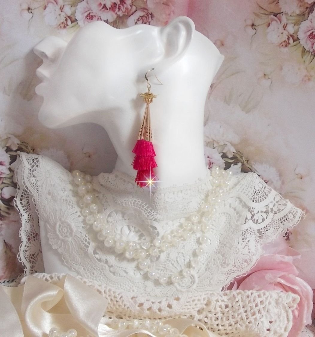 Pietra BO creata con tripli pompons rosa, fucsia e rossi, fragole di quarzo, accessori placcati oro e varie