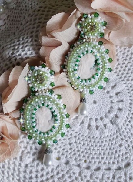 BO S&eacute;duction Charme victoriennes brod&eacute;es avec des cabochons fait main en r&eacute;sine portrait de femme