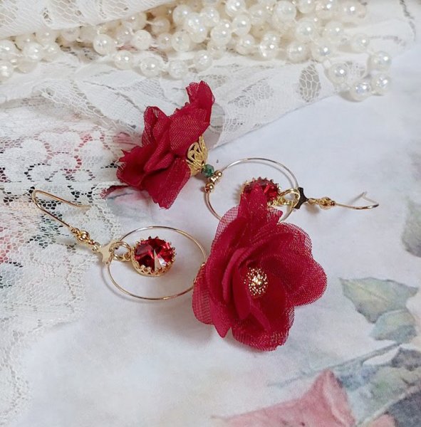BO Symphonie de Rouge cr&eacute;&eacute;es avec cr&eacute;oles, fleurs mousseline et perles Cristal Swarovski