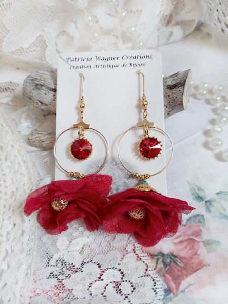 BO Symphonie de Rouge cr&eacute;&eacute;es avec cr&eacute;oles, fleurs mousseline et perles Cristal Swarovski