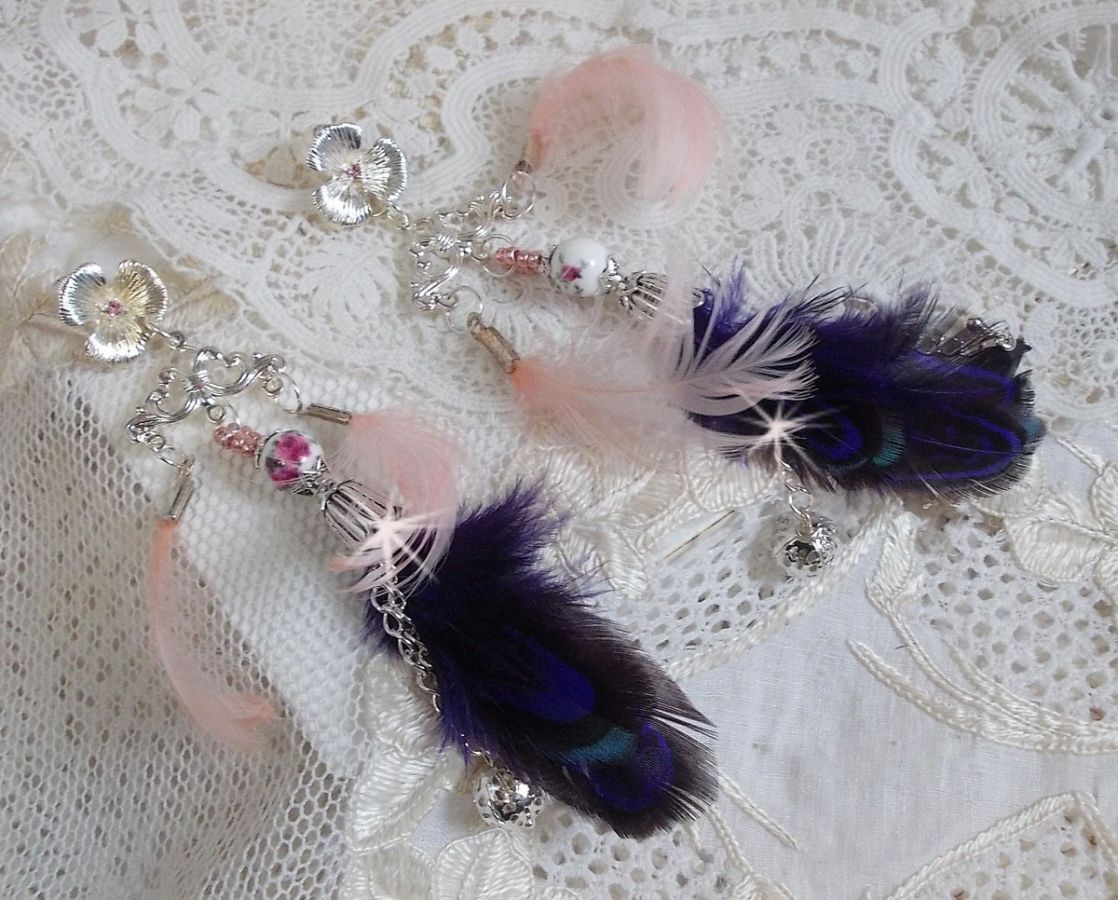 BO Tendre Purple avec des cristaux de Swarovski, des plumes et des perles en porcelaine