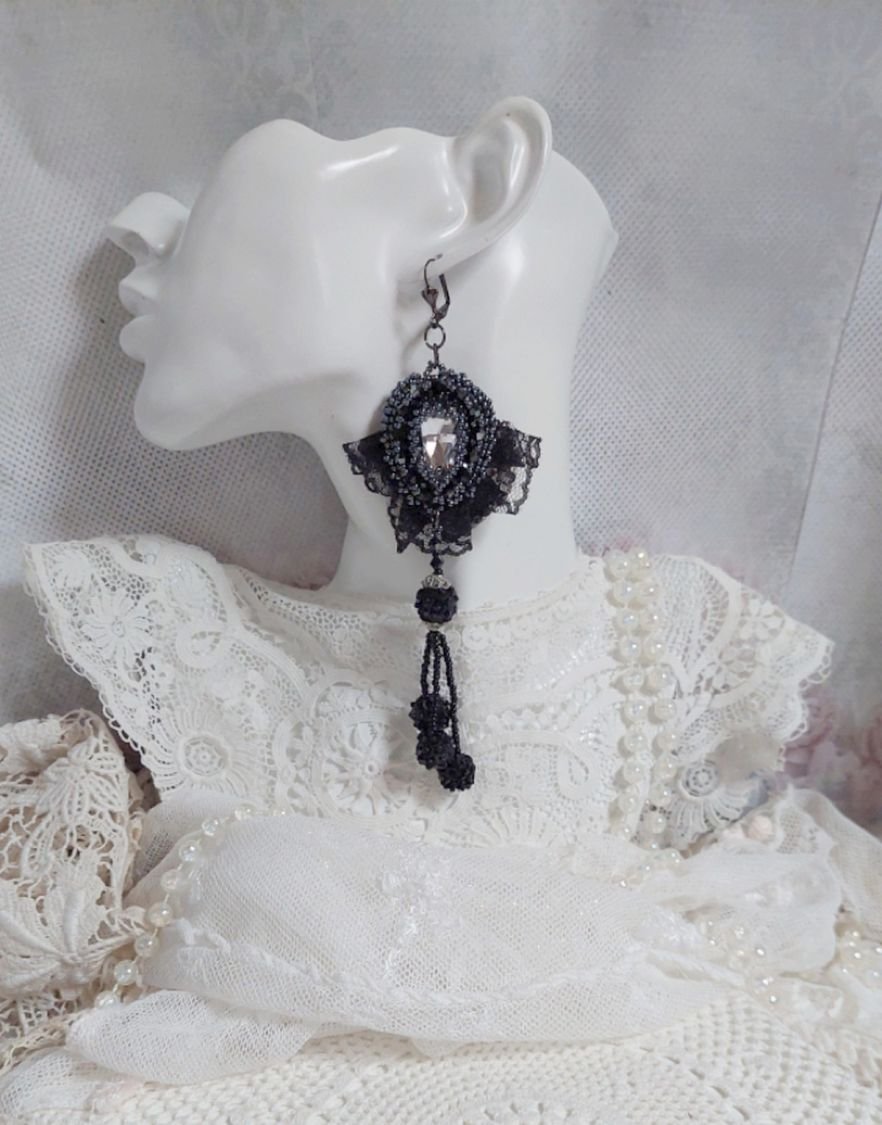 Abiti da sera BO ricamati con cristalli Swarovski, pizzo nero molto antico, perline rotonde intrecciate con paillettes e perle di seme