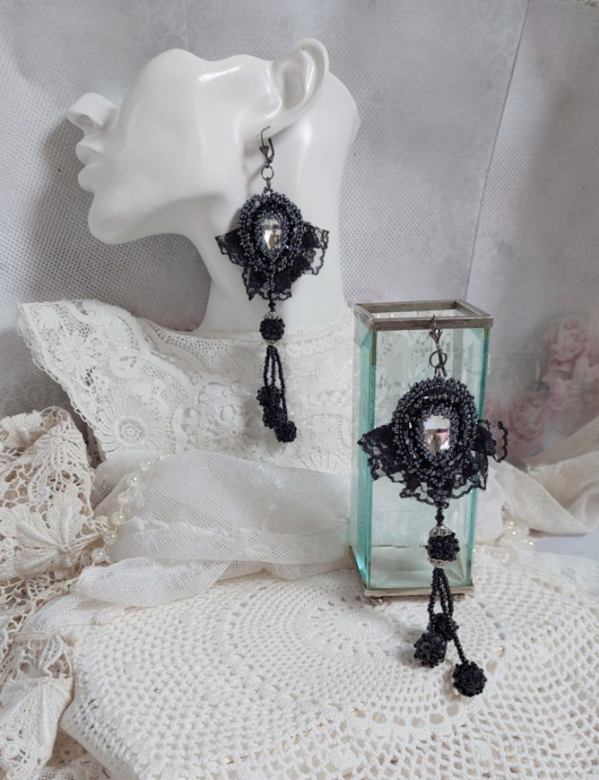 Abiti da sera BO ricamati con cristalli Swarovski, pizzo nero molto antico, perline rotonde intrecciate con paillettes e perle di seme