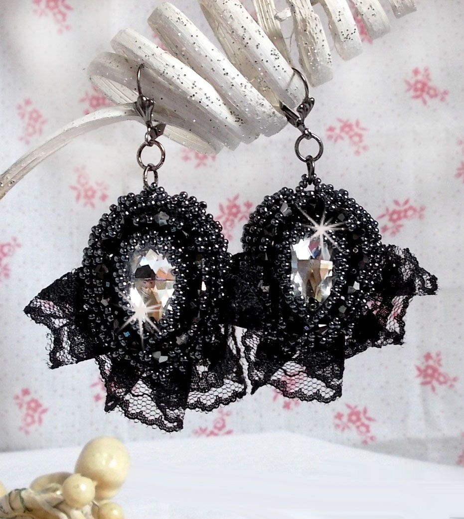 Abiti da sera BO ricamati con cristalli Swarovski, pizzo nero molto antico, perline rotonde intrecciate con paillettes e perle di seme