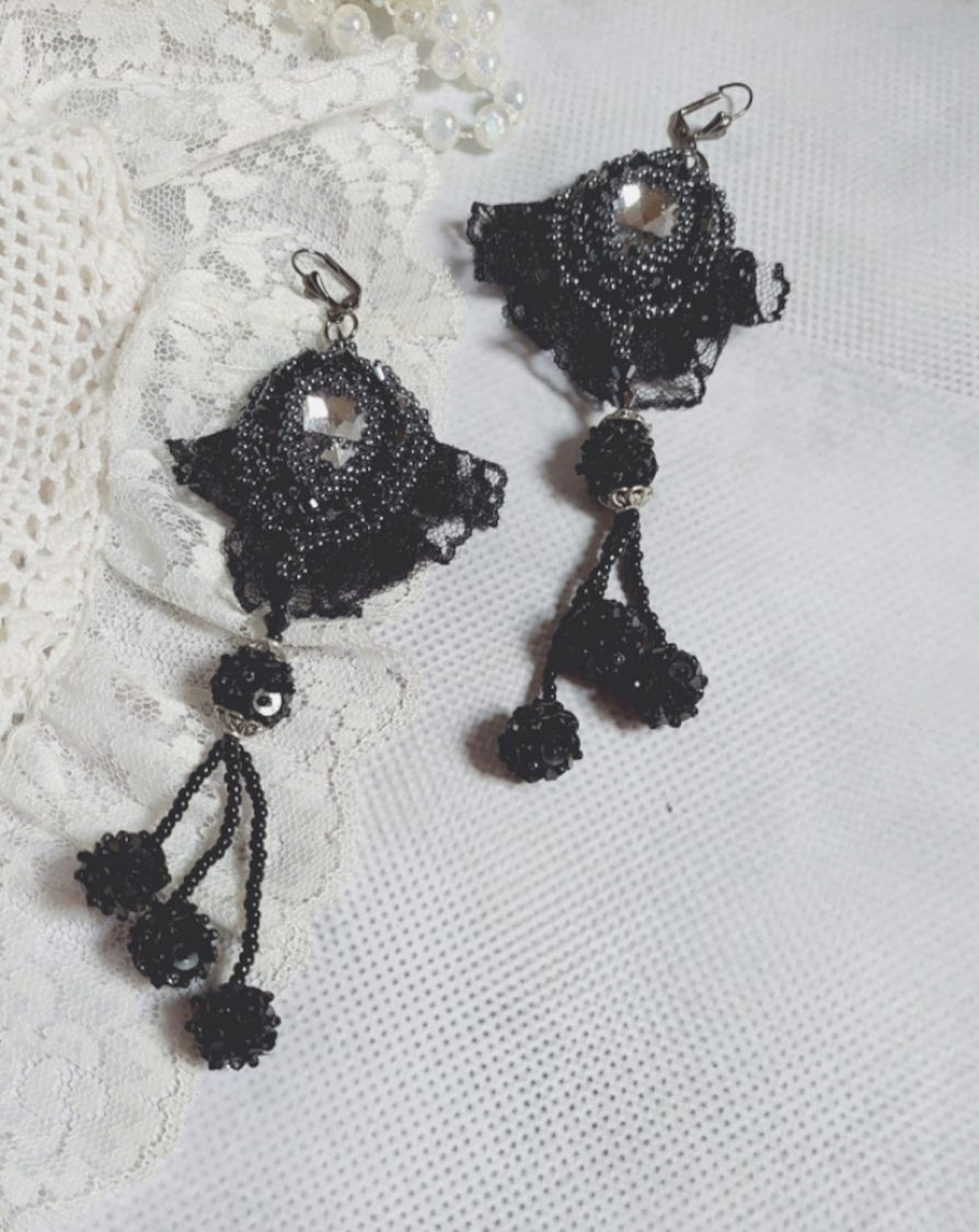 Abiti da sera BO ricamati con cristalli Swarovski, pizzo nero molto antico, perline rotonde intrecciate con paillettes e perle di seme