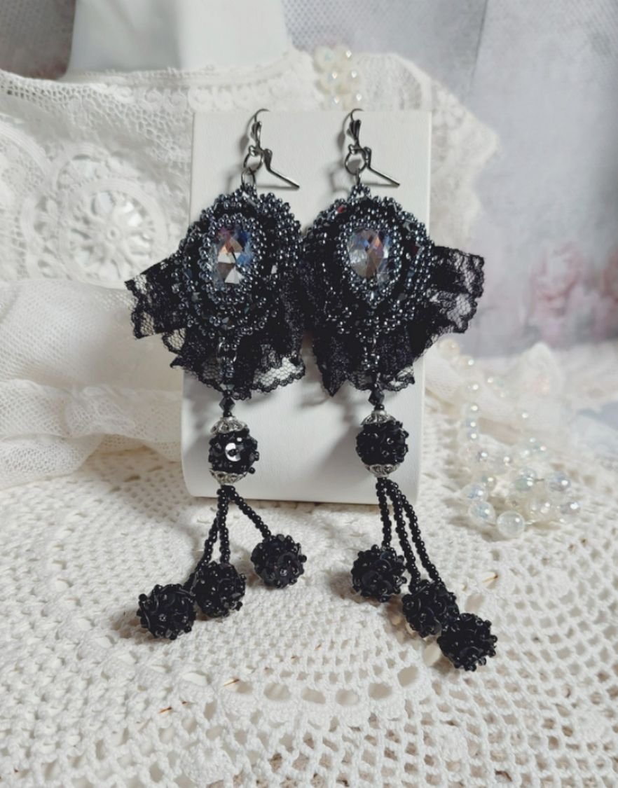 Abiti da sera BO ricamati con cristalli Swarovski, pizzo nero molto antico, perline rotonde intrecciate con paillettes e perle di seme