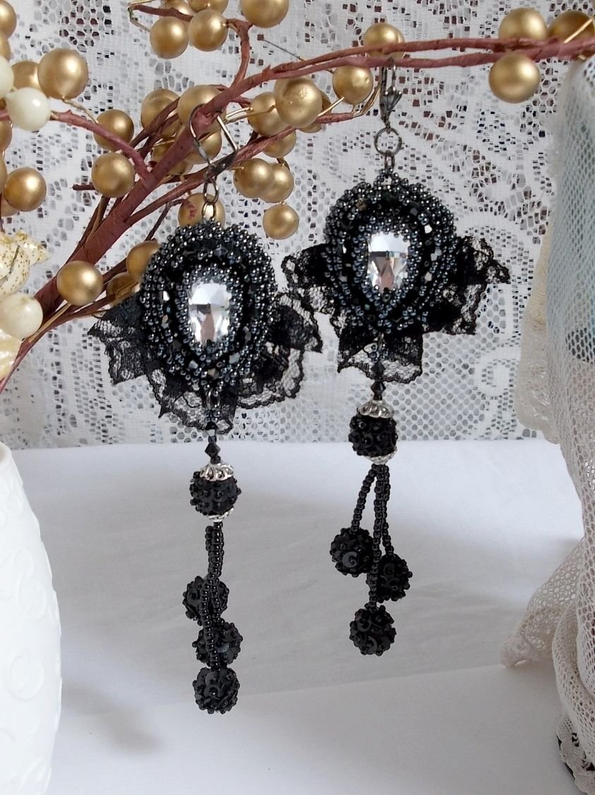 Abiti da sera BO ricamati con cristalli Swarovski, pizzo nero molto antico, perline rotonde intrecciate con paillettes e perle di seme