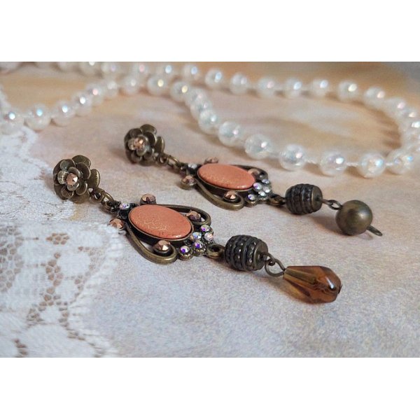 BO Terra Cotta cr&eacute;&eacute;es avec des cabochons en porcelaine de couleur terre avec des cristaux sur pendentif Bronze en m&eacute;tal et laiton 