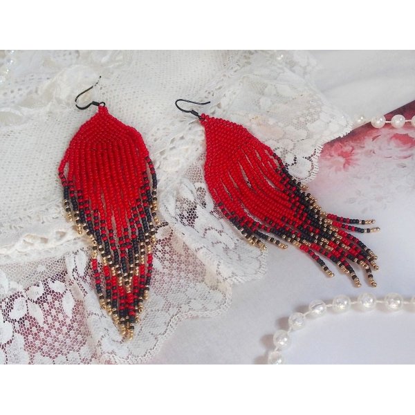 BO Red Swirls creato con perline di qualit&agrave; e ganci in ottone nero