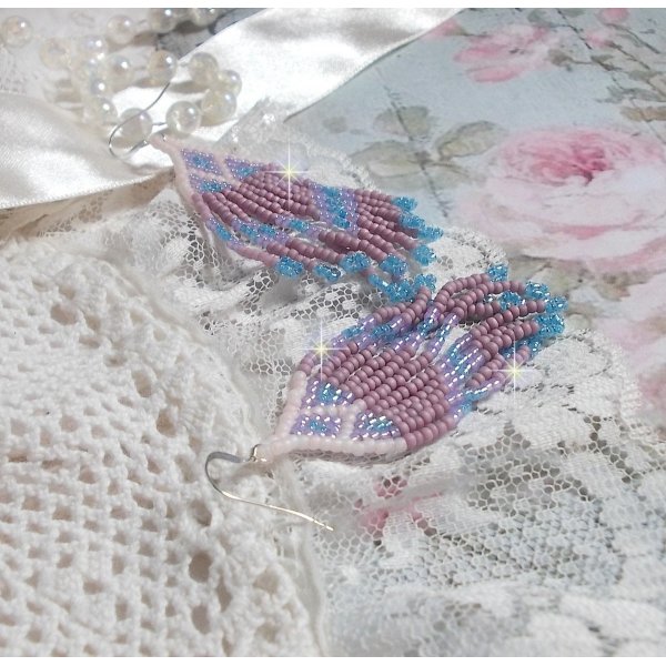 BO Velours de R&ecirc;ves aux rocailles de qualit&eacute; en verre dans les nuances de Lilas, Rose et Bleu. Une belle conception pour un design exceptionnelle. Le tout est mont&eacute; sur des crochets en Argent 925