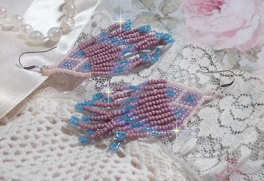 BO Velours de R&ecirc;ves aux rocailles de qualit&eacute; en verre dans les nuances de Lilas, Rose et Bleu. Une belle conception pour un design exceptionnelle. Le tout est mont&eacute; sur des crochets en Argent 925