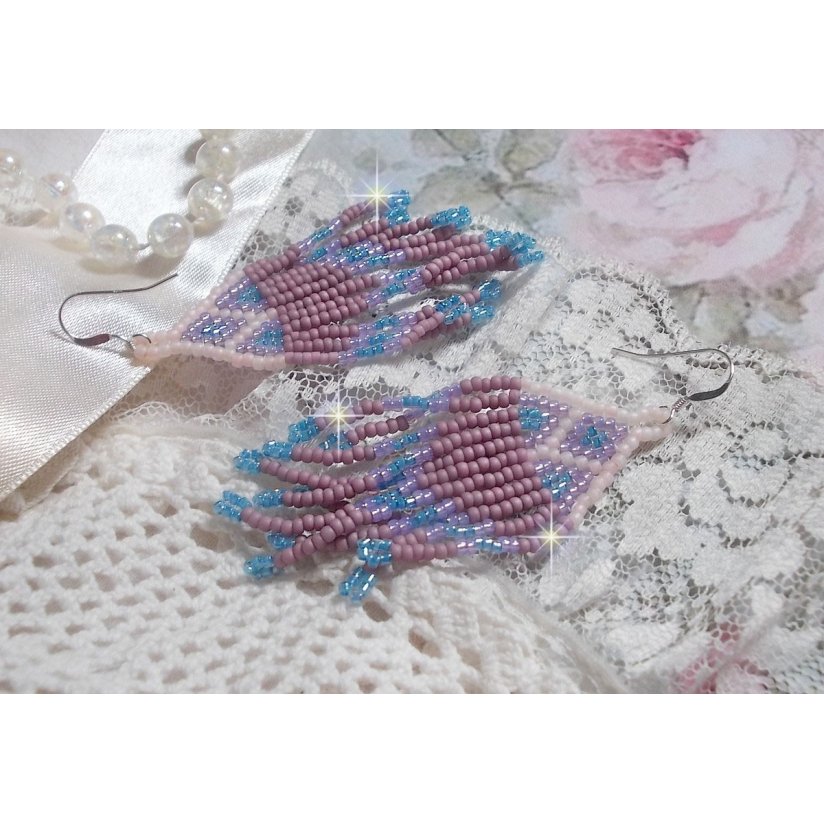 BO Velours de Rêves aux rocailles de qualité en verre dans les nuances de Lilas, Rose et Bleu. Une belle conception pour un design exceptionnelle. Le tout est monté sur des crochets en Argent 925