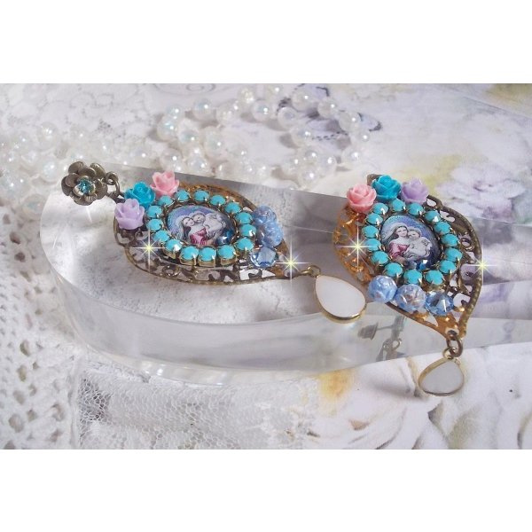 BO Vierge Marie et l&rsquo;Enfant fa&ccedil;on religieuse avec cabochons strass&eacute;s couleur Turquoise, roses et cristaux. Mont&eacute;s sur estampes o&ugrave; j&rsquo;ai appliqu&eacute; une fine poudre Or. Une douceur avec les gouttes