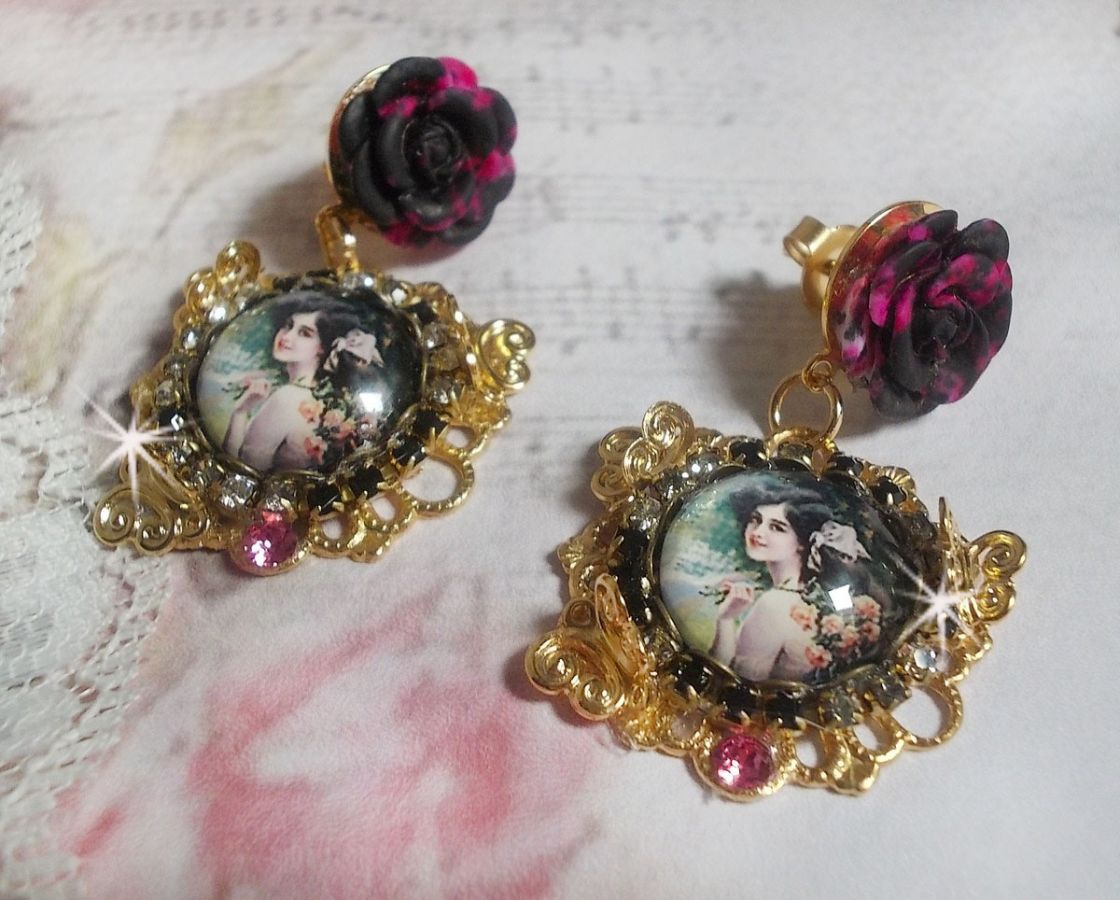 BO Weekend di rose creato con cabochon raffiguranti una donna con rose, perline di resina e cristalli Swarovski