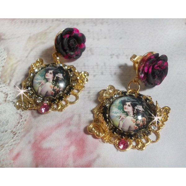 BO Weekend di rose creato con cabochon raffiguranti una donna con rose, perline di resina e cristalli Swarovski