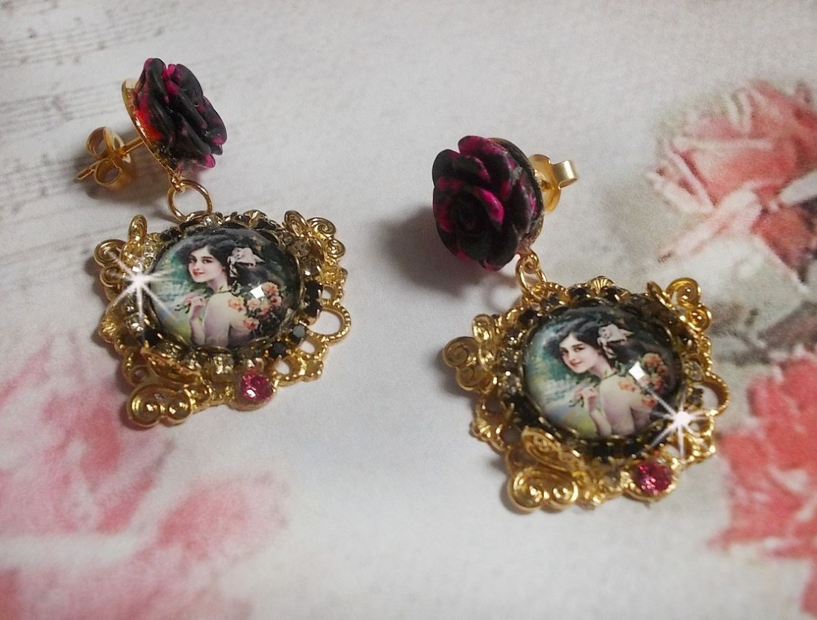 BO Weekend di rose creato con cabochon raffiguranti una donna con rose, perline di resina e cristalli Swarovski
