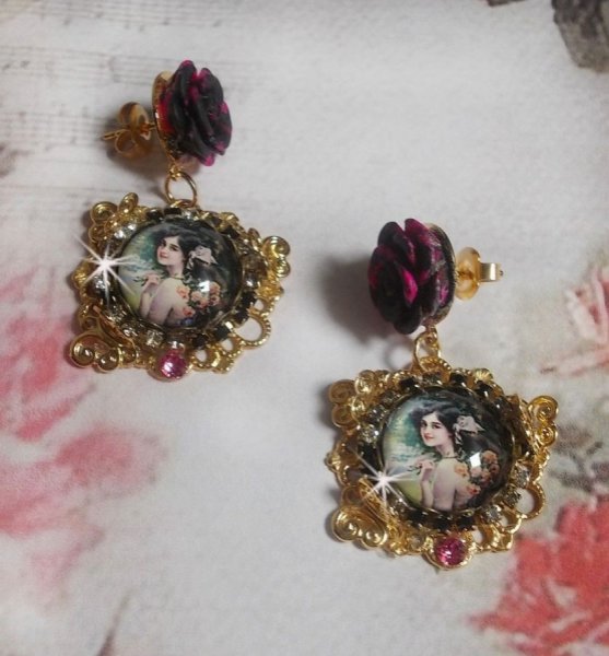 BO Weekend di rose creato con cabochon raffiguranti una donna con rose, perline di resina e cristalli Swarovski