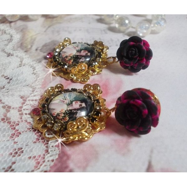 BO Weekend di rose creato con cabochon raffiguranti una donna con rose, perline di resina e cristalli Swarovski