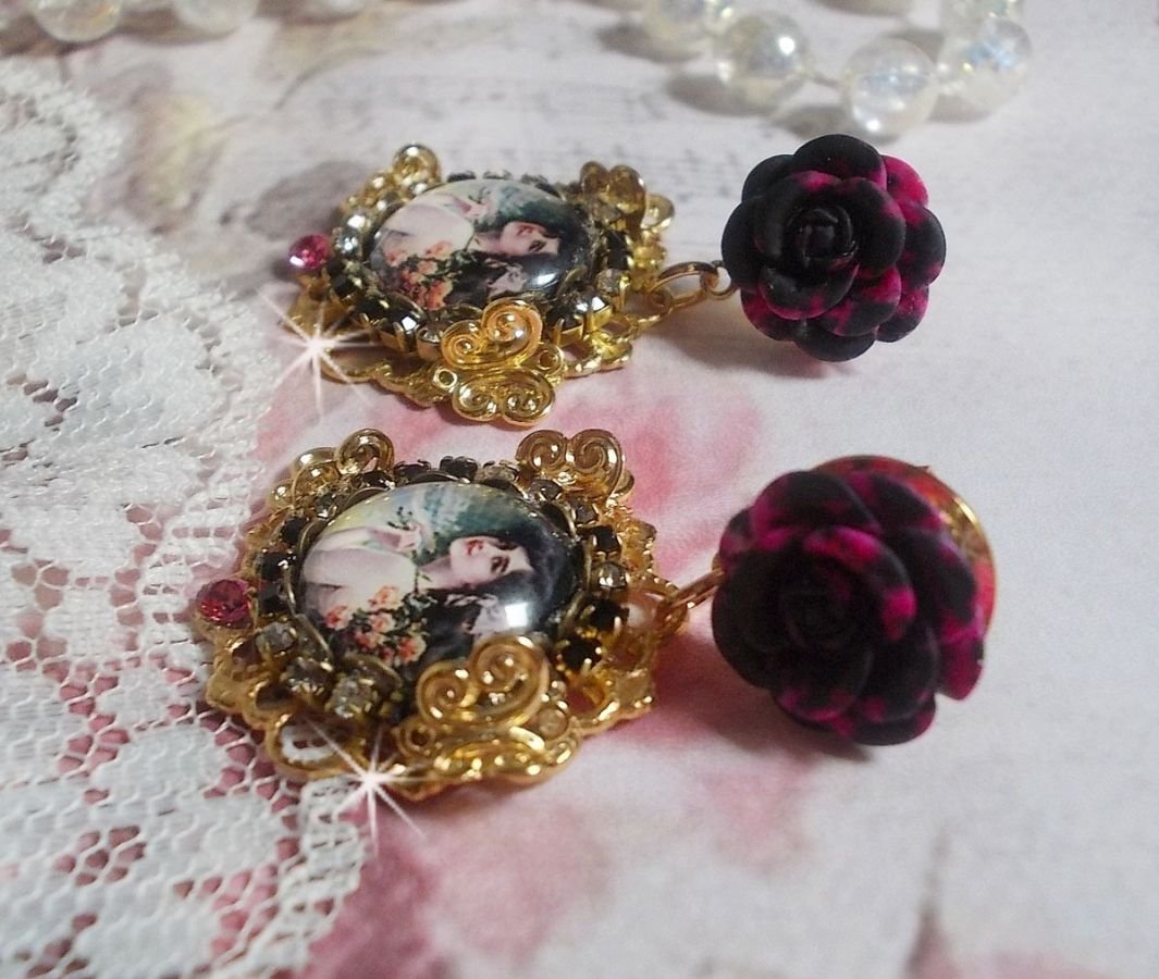 BO Weekend di rose creato con cabochon raffiguranti una donna con rose, perline di resina e cristalli Swarovski