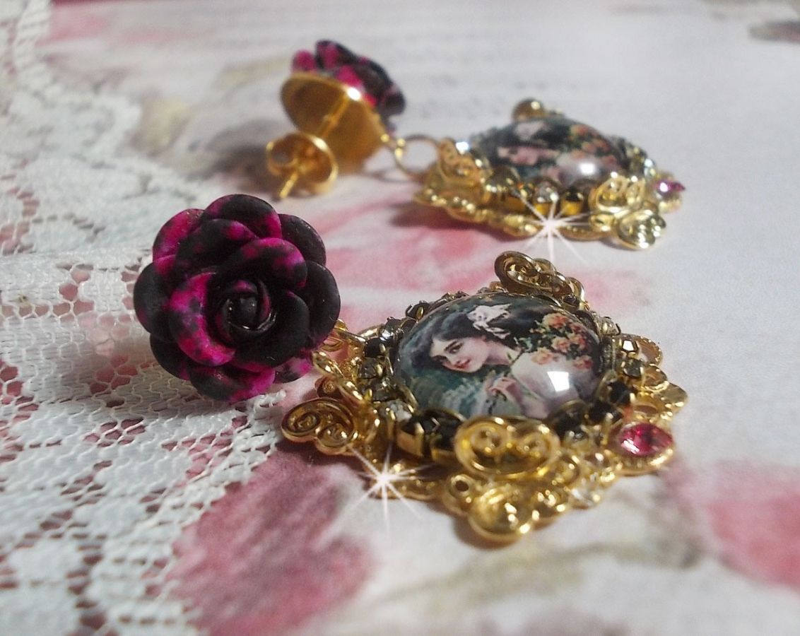 BO Weekend di rose creato con cabochon raffiguranti una donna con rose, perline di resina e cristalli Swarovski