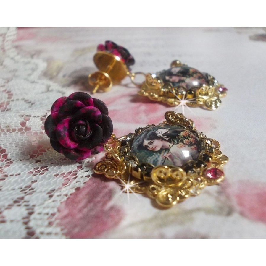 BO Weekend di rose creato con cabochon raffiguranti una donna con rose, perline di resina e cristalli Swarovski