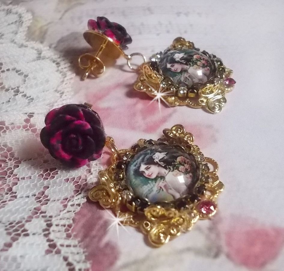 BO Weekend di rose creato con cabochon raffiguranti una donna con rose, perline di resina e cristalli Swarovski