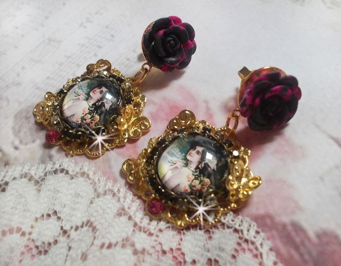 BO Weekend di rose creato con cabochon raffiguranti una donna con rose, perline di resina e cristalli Swarovski