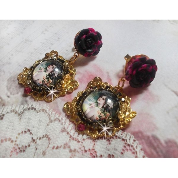 BO Weekend di rose creato con cabochon raffiguranti una donna con rose, perline di resina e cristalli Swarovski