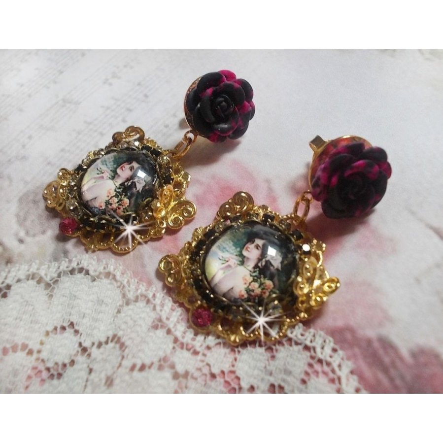 BO Weekend di rose creato con cabochon raffiguranti una donna con rose, perline di resina e cristalli Swarovski