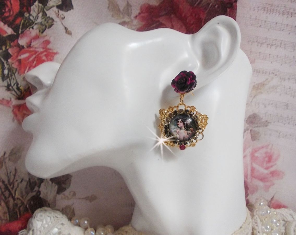 BO Weekend di rose creato con cabochon raffiguranti una donna con rose, perline di resina e cristalli Swarovski
