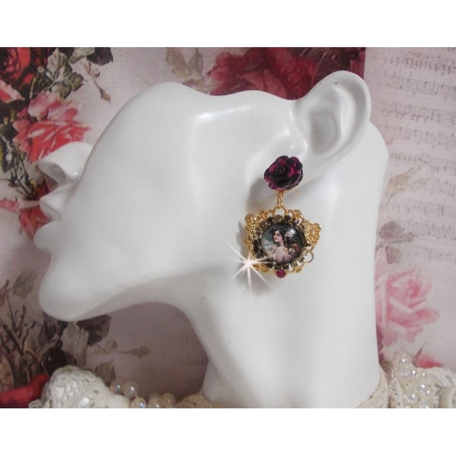 BO Weekend di rose creato con cabochon raffiguranti una donna con rose, perline di resina e cristalli Swarovski