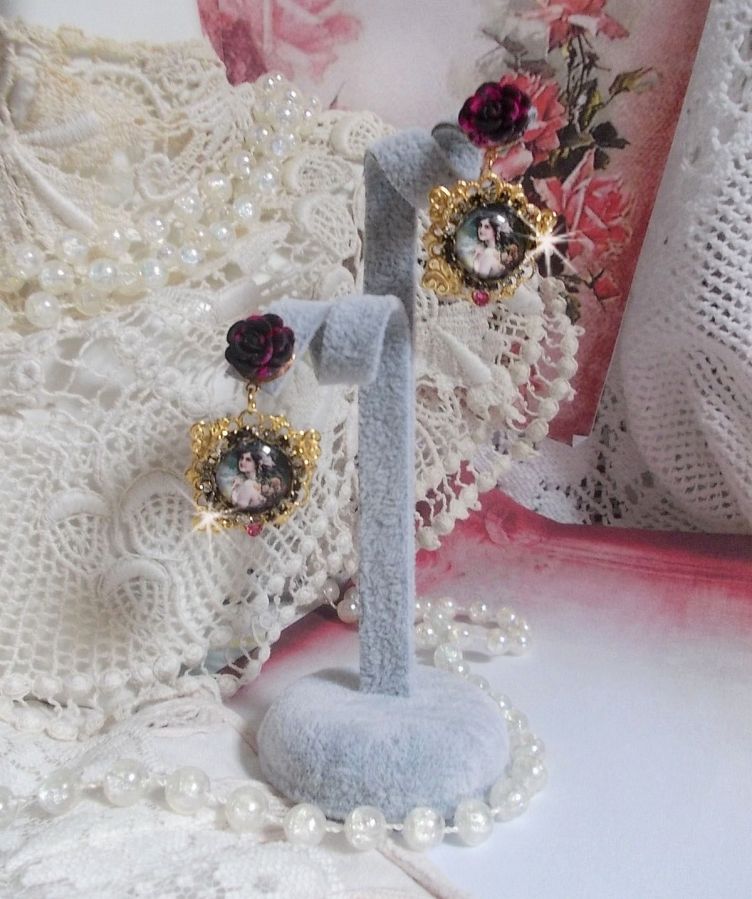 BO Weekend di rose creato con cabochon raffiguranti una donna con rose, perline di resina e cristalli Swarovski