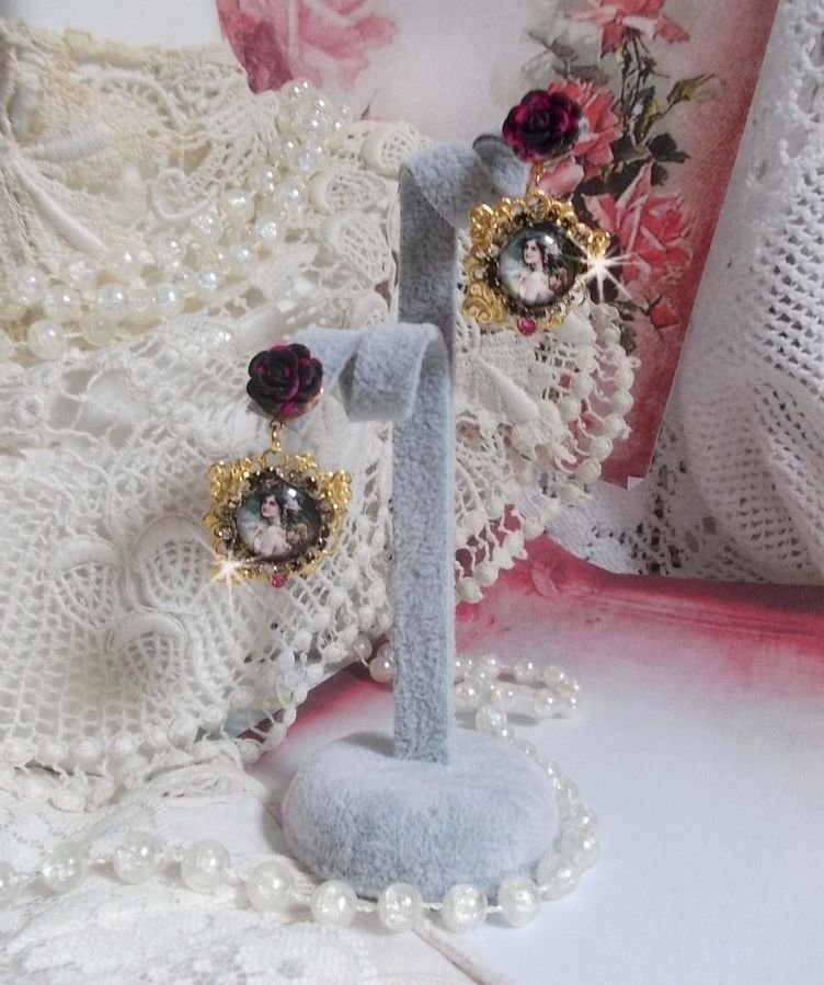 BO Weekend di rose creato con cabochon raffiguranti una donna con rose, perline di resina e cristalli Swarovski