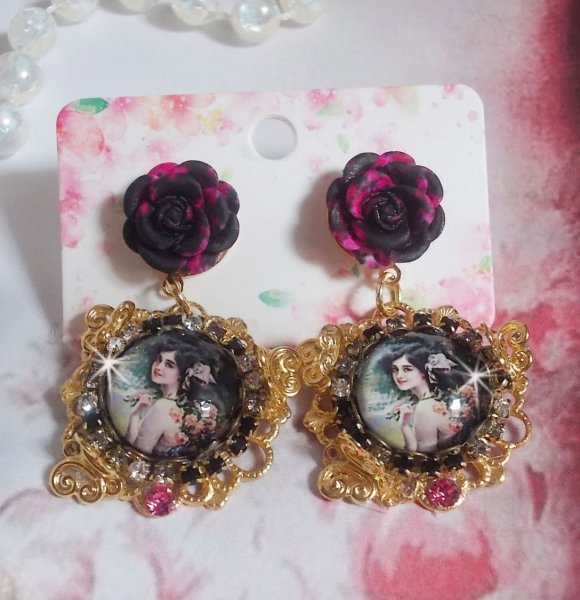 BO Weekend di rose creato con cabochon raffiguranti una donna con rose, perline di resina e cristalli Swarovski