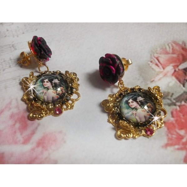 BO Weekend di rose creato con cabochon raffiguranti una donna con rose, perline di resina e cristalli Swarovski