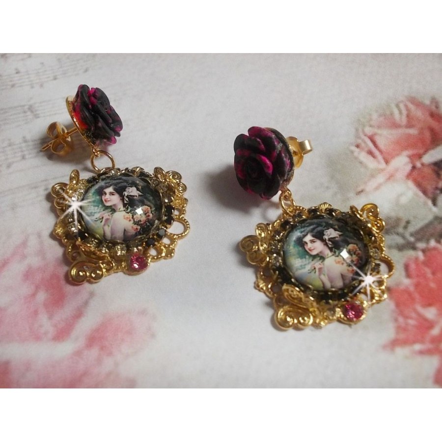 BO Weekend di rose creato con cabochon raffiguranti una donna con rose, perline di resina e cristalli Swarovski