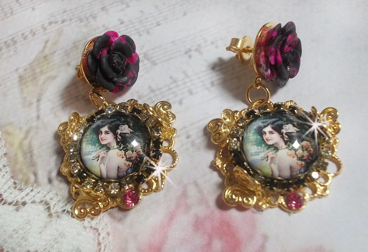 BO Weekend di rose creato con cabochon raffiguranti una donna con rose, perline di resina e cristalli Swarovski