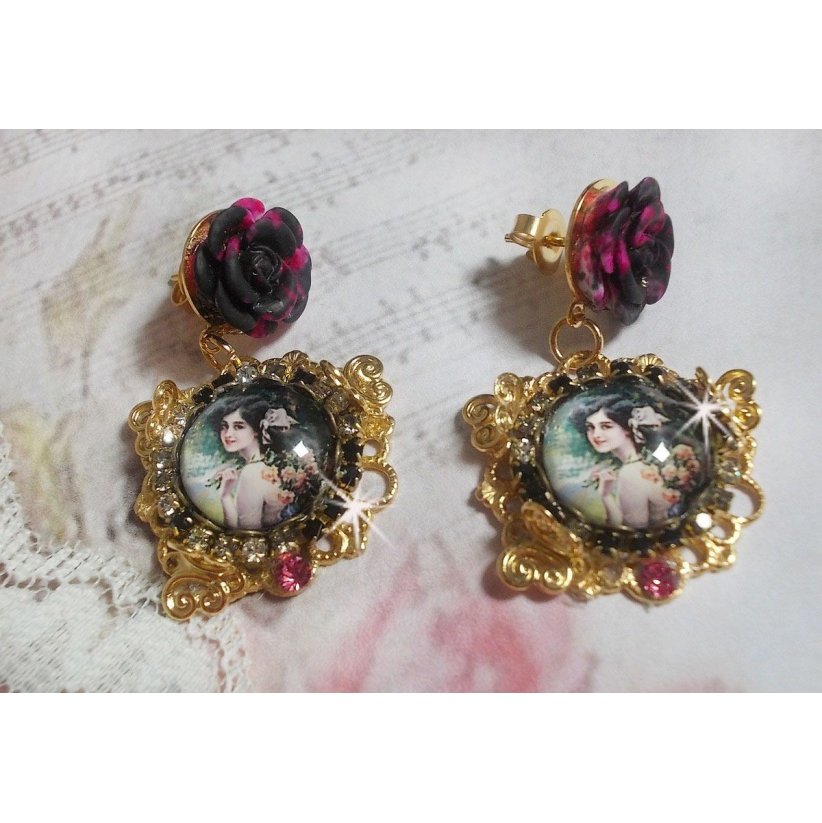 BO Weekend di rose creato con cabochon raffiguranti una donna con rose, perline di resina e cristalli Swarovski