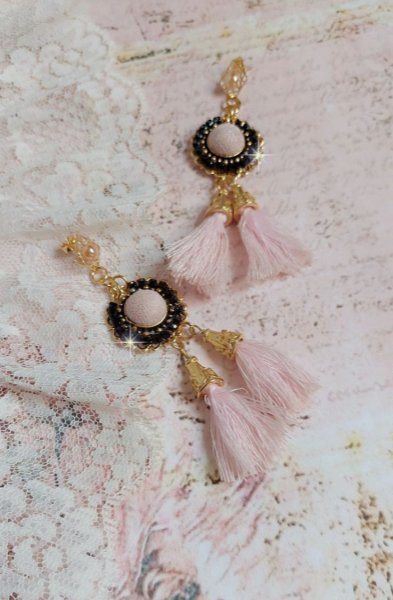 BO Rosy Rose mont&eacute;es avec des cabochons en tissu velours rose poudr&eacute; orn&eacute; d&rsquo;une cha&icirc;ne strass Cristal Noir sur estampes Dor&eacute;es en Laiton. S&rsquo;ajoute des pompons avec c&ocirc;nes M&eacute;tal sur clous en Argent 925