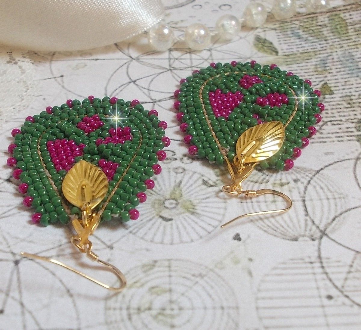 BO Vert Sauge aux teintes colorées de Vert et Fuchsia inspirées des champs. Montées avec des rocailles en Verre sur des supports gouttes. J’ai ajouté des breloques et boucles en Gold Filled