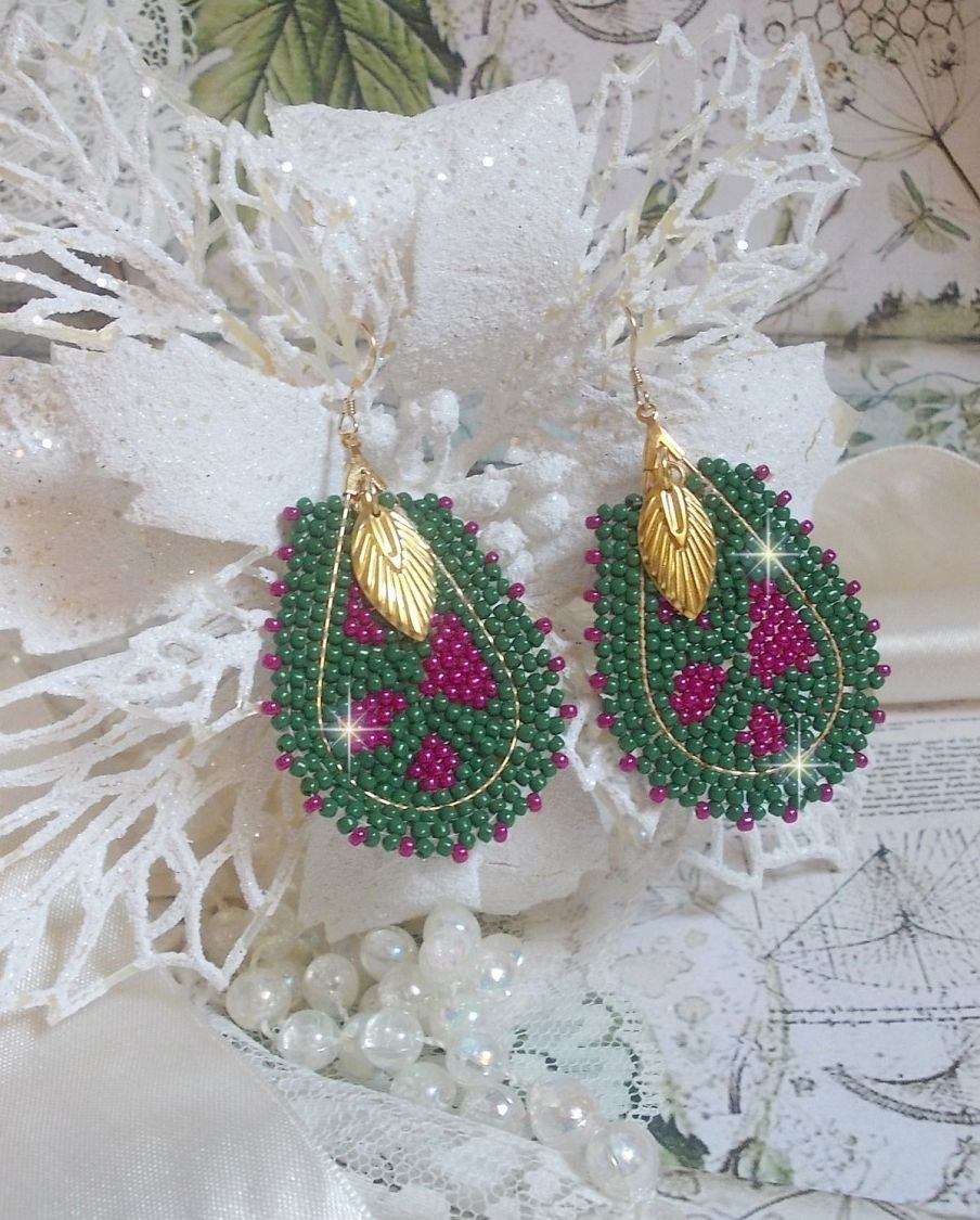 BO Vert Sauge aux teintes colorées de Vert et Fuchsia inspirées des champs. Montées avec des rocailles en Verre sur des supports gouttes. J’ai ajouté des breloques et boucles en Gold Filled