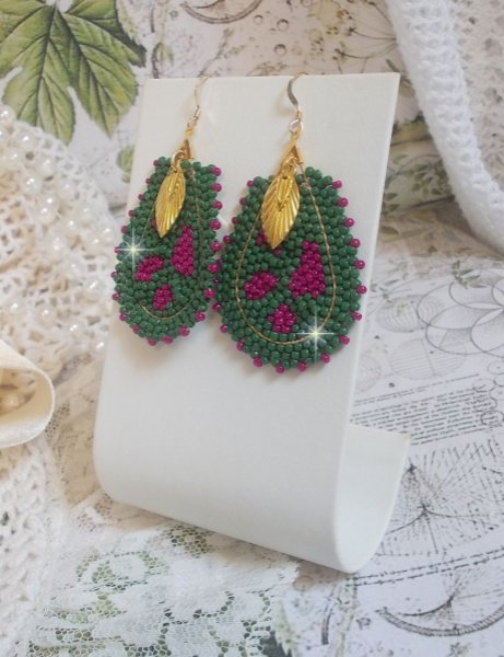 BO Vert Sauge  mont&eacute;es avec des rocailles en Verre sur des supports gouttes, breloques et  crochets d'oreilles Gold filled 14 carats