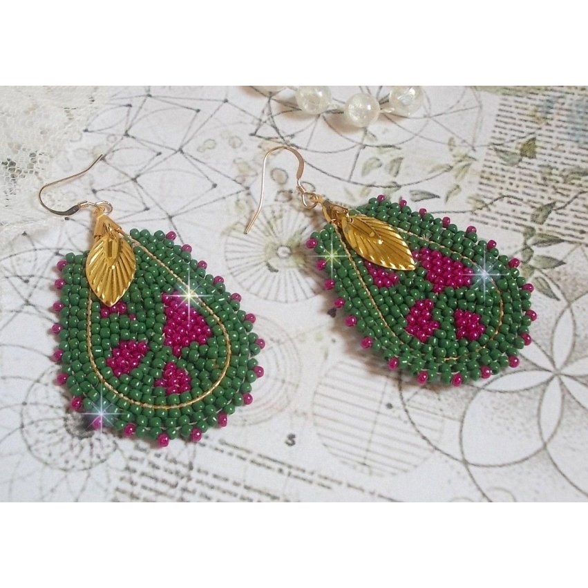 BO Vert Sauge aux teintes colorées de Vert et Fuchsia inspirées des champs. Montées avec des rocailles en Verre sur des supports gouttes. J’ai ajouté des breloques et boucles en Gold Filled