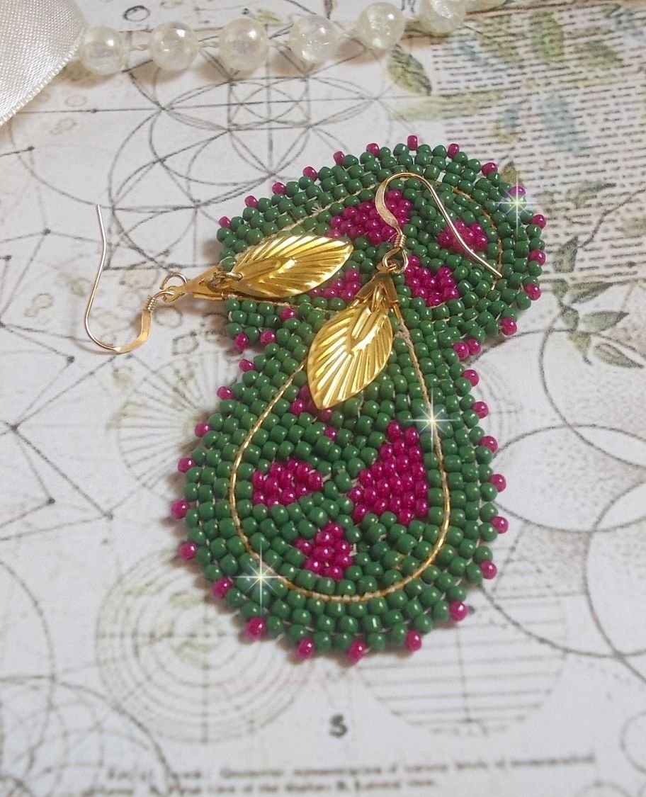 BO Vert Sauge aux teintes colorées de Vert et Fuchsia inspirées des champs. Montées avec des rocailles en Verre sur des supports gouttes. J’ai ajouté des breloques et boucles en Gold Filled