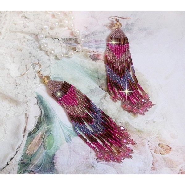 BO Explosion de Roses avec des rocailles en verre aux couleurs vari&eacute;es comme un arc en ciel floral &agrave; laquelle s&rsquo;ajoute des toupies en Cristal Rose et perles rondes facett&eacute;es Beiges