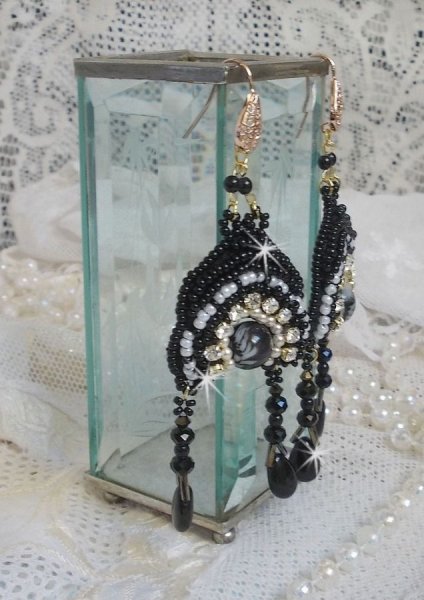 Le BO F&eacute;erie Black sono ricamate con cristalli Swarovski, chaton di cristallo, perline tonde sfaccettate appiattite, Bugles e rocailles ritorte.