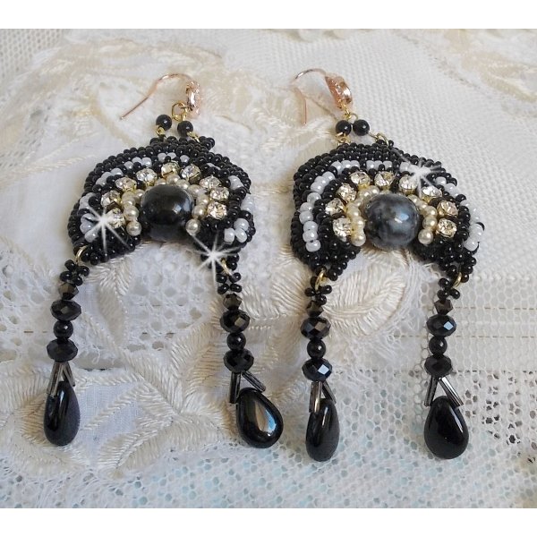 Le BO F&eacute;erie Black sono ricamate con cristalli Swarovski, chaton di cristallo, perline tonde sfaccettate appiattite, Bugles e rocailles ritorte.